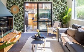 Latimer Square Luxe: 1Br W/ Sofa Bed